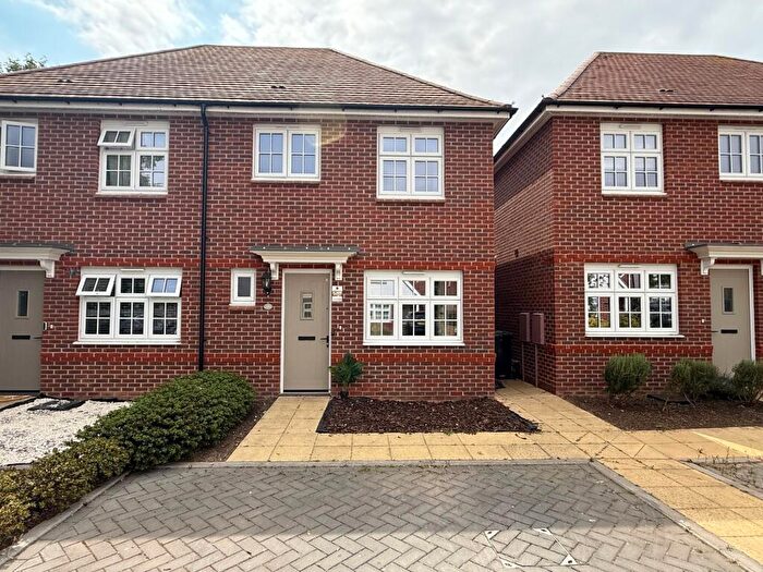 3 Bedroom Semi-Detached House For Sale In Armstrong Road, Luton, LU2