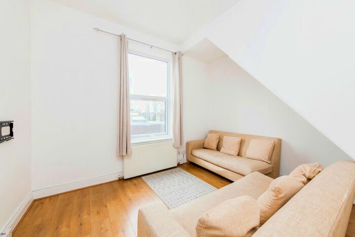 1 Bedroom Flat To Rent In Poplar Mews, Uxbridge Road, London, W12