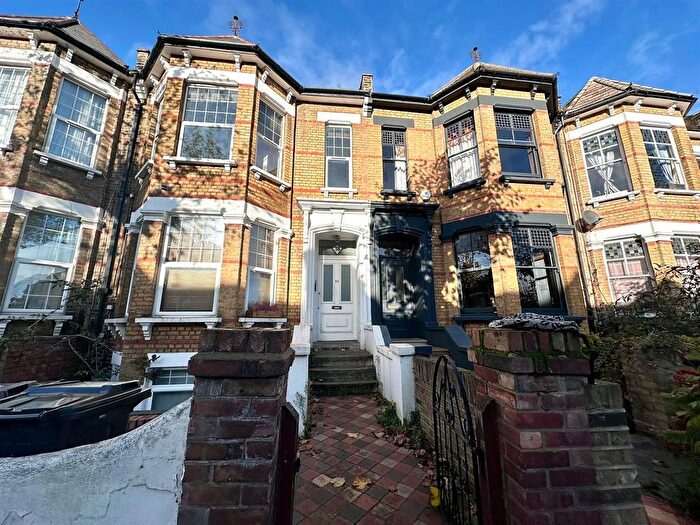 3 Bedroom Flat To Rent In Newick Road, London, E5