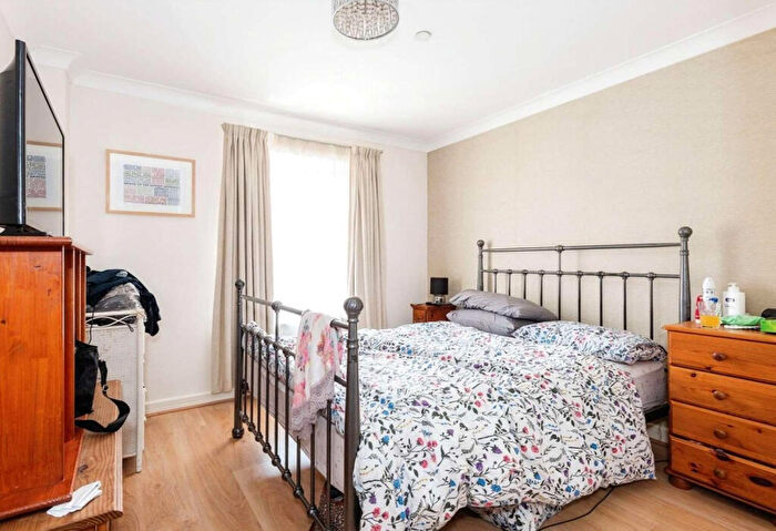 1 Bedroom Flat For Sale In Leatherhead, KT22