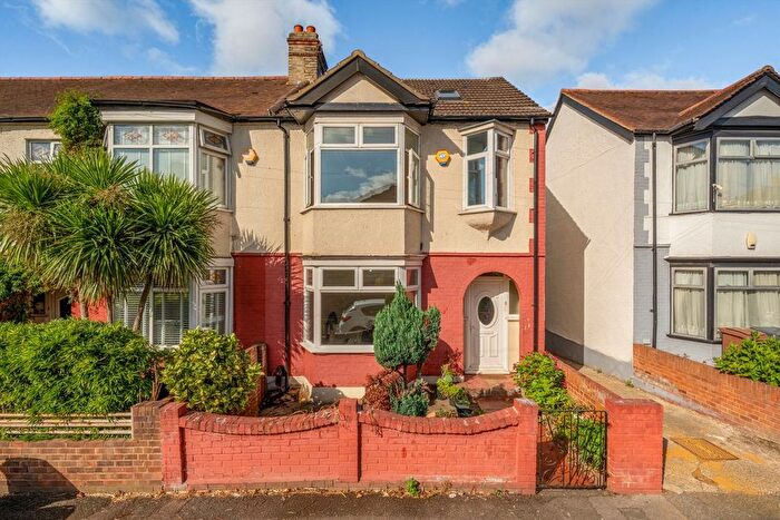4 Bedroom Semi Detached House To Rent In Bridge End, Walthamstow, E17