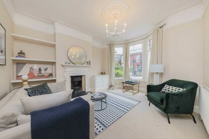 2 Bedroom Flat To Rent In Glenfield Road, Balham, SW12