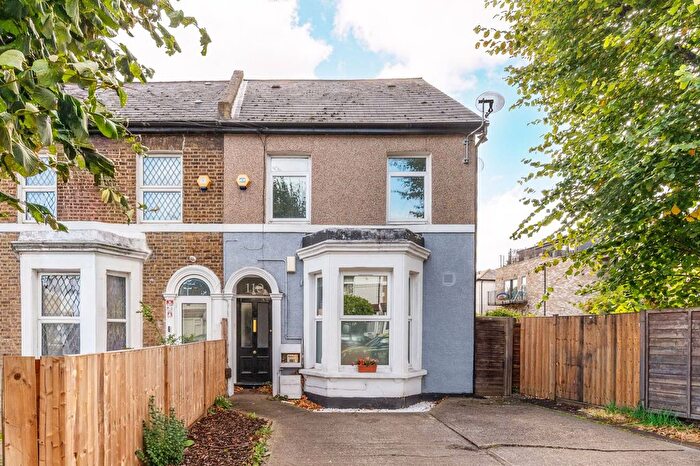 2 Bedroom Flat To Rent In Holmesdale Road, South Norwood, London, SE25