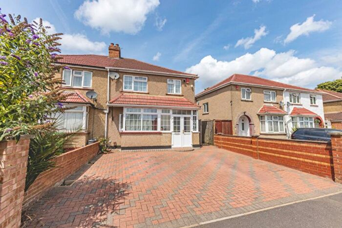 4 Bedroom Semi-Detached House For Sale In Seymour Road, Slough, SL1