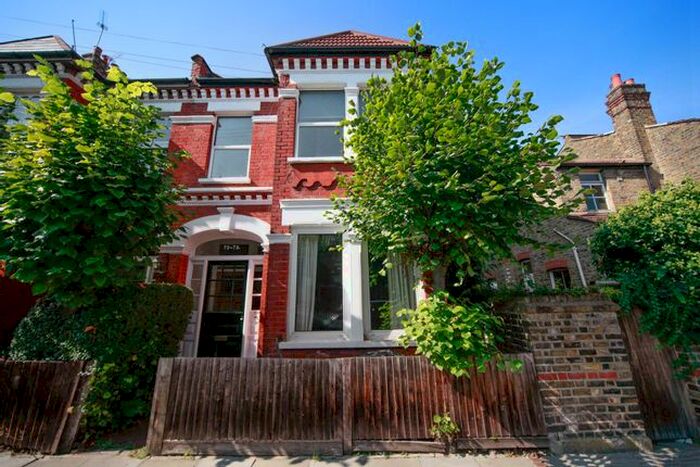 3 Bedroom Flat To Rent In Stapleton Road, Tooting Bec, London, SW17