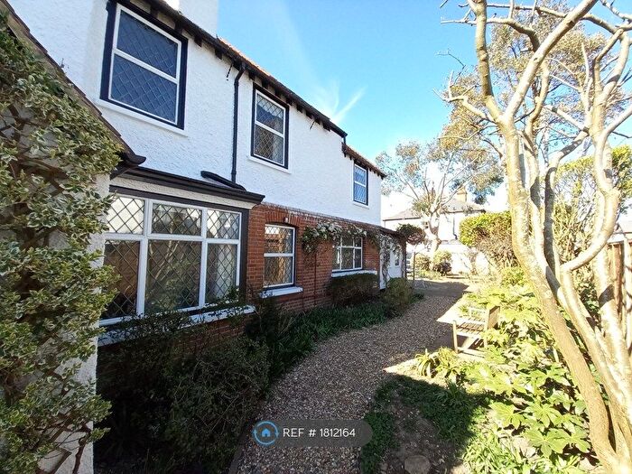 4 Bedroom Detached House To Rent In Crescent Road, Shepperton, TW17