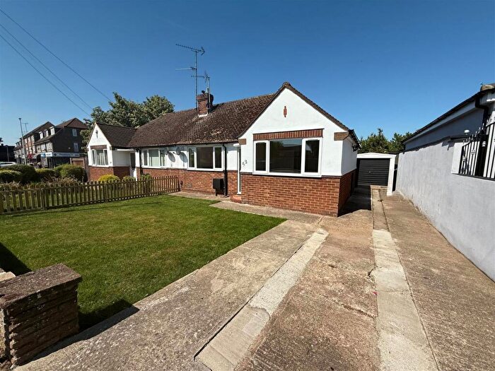 2 Bedroom Semi-Detached Bungalow To Rent In Birdsfoot Lane, Luton, LU3