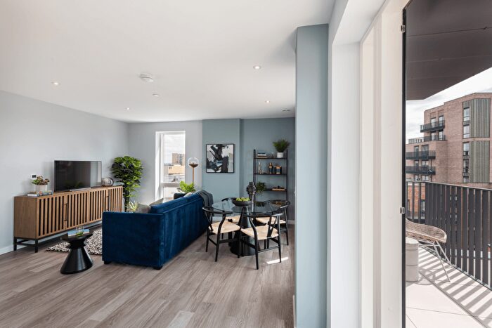 2 Bedroom Flat For Sale In Bell Road, Hounslow, TW3