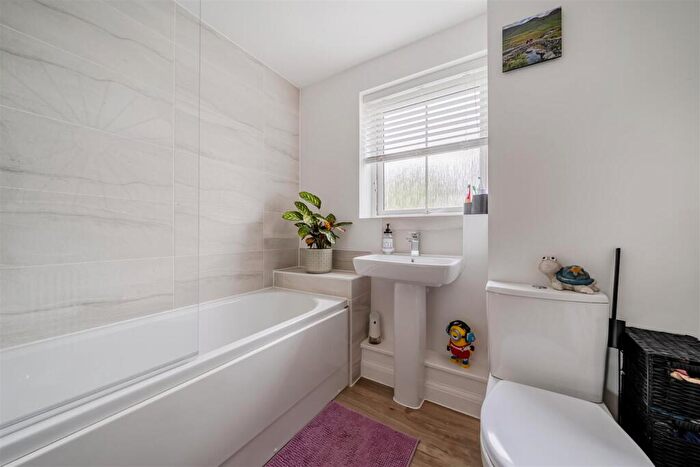2 Bedroom Apartment For Sale In Rawlings Close, Compass Point, Swanage, BH19 - Photo 9
