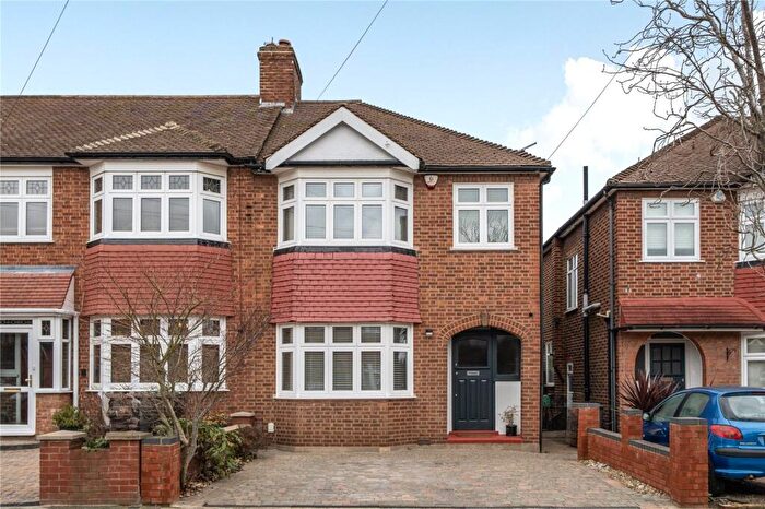 3 Bedroom End Of Terrace House For Sale In Lynmouth Avenue, Enfield, EN1