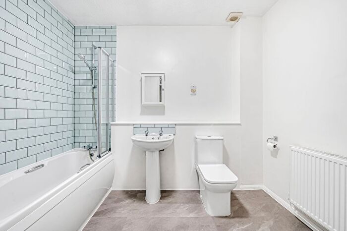 1 Bedroom Flat To Rent In Rowan Close, Ealing, London, W5