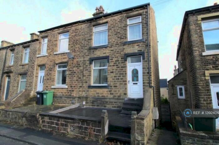 3 Bedroom End Of Terrace House To Rent In Chapel Terrace, Huddersfield, HD4