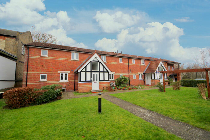 1 Bedroom Flat For Sale In Haynes Close, N11