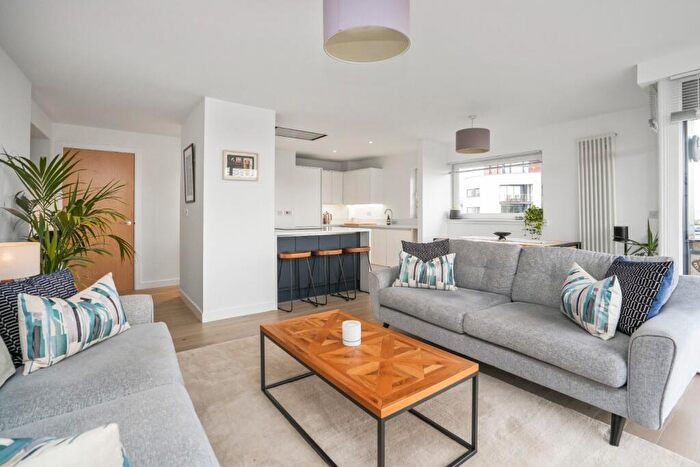 3 Bedroom Flat To Rent In East Pilton Farm Crescent, Fettes, Edinburgh, EH5