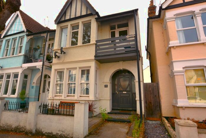 2 Bedroom Flat To Rent In Leigh Hall Road, Leigh-On-Sea, SS9