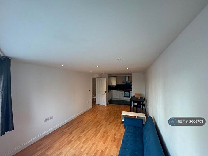 2 Bedroom Flat To Rent In Gateway Court, Sutton, SM1