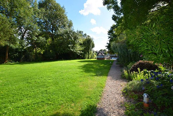 2 Bedroom Apartment To Rent In Hampton Court Road, East Molesey, KT8