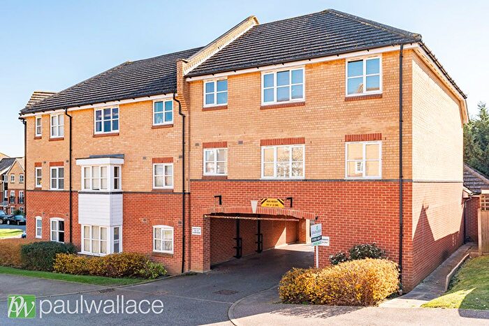 2 Bedroom Flat For Sale In Plomer Avenue, Hoddesdon, EN11