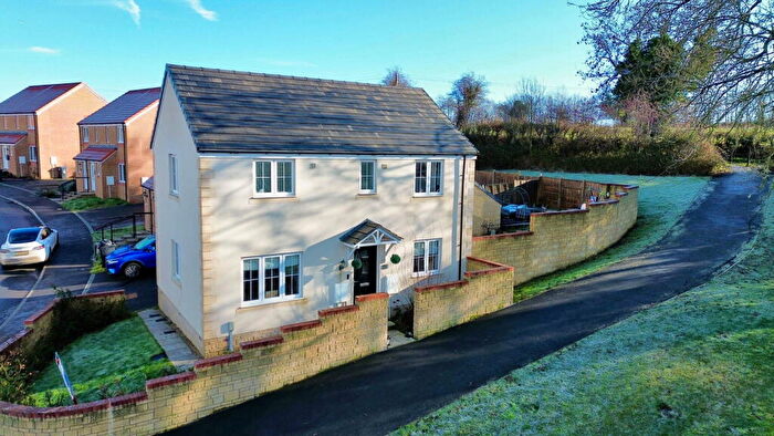 3 Bedroom Detached House For Sale In Lawrence Drive, Calne, SN11