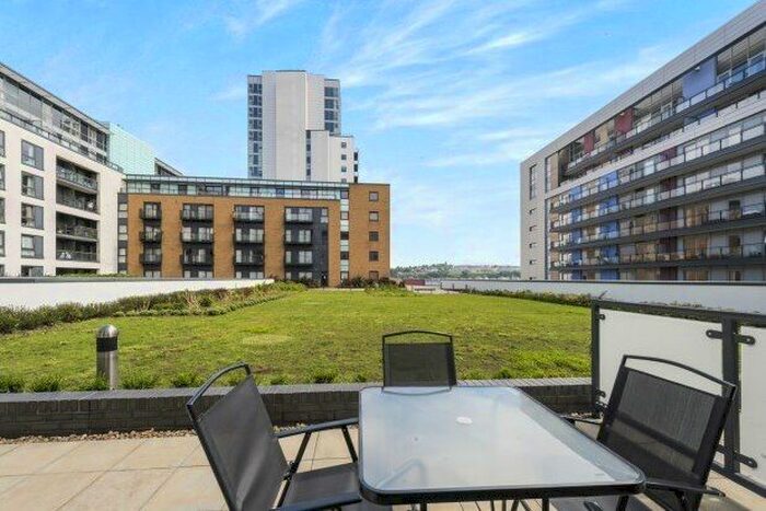 2 Bedroom Flat To Rent In Douglas House, Cardiff, CF11