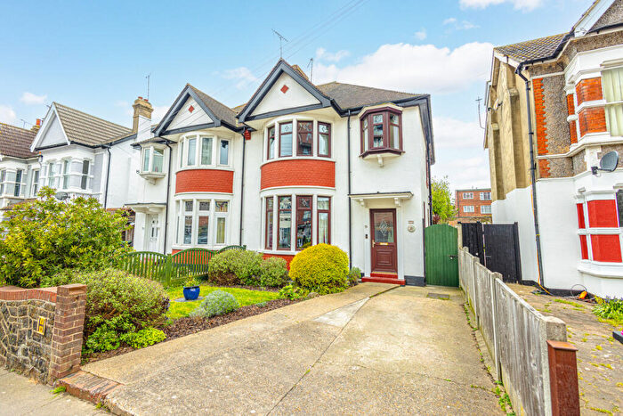 3 Bedroom Semi Detached House For Sale In Baxter Avenue, Southend-on-sea, SS2