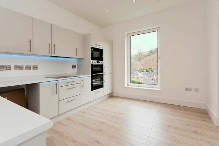3 Bedroom Flat To Rent In Hillside Court, Dartmouth, TQ6