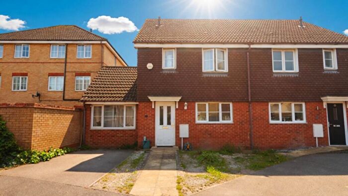 4 Bedroom Semi-Detached House For Sale In Thistle Drive, Hatfield, AL10
