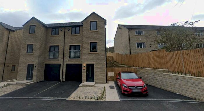 4 Bedroom Semi-Detached House To Rent In Lillands Lane, Brighouse, West Yorkshire, HD6