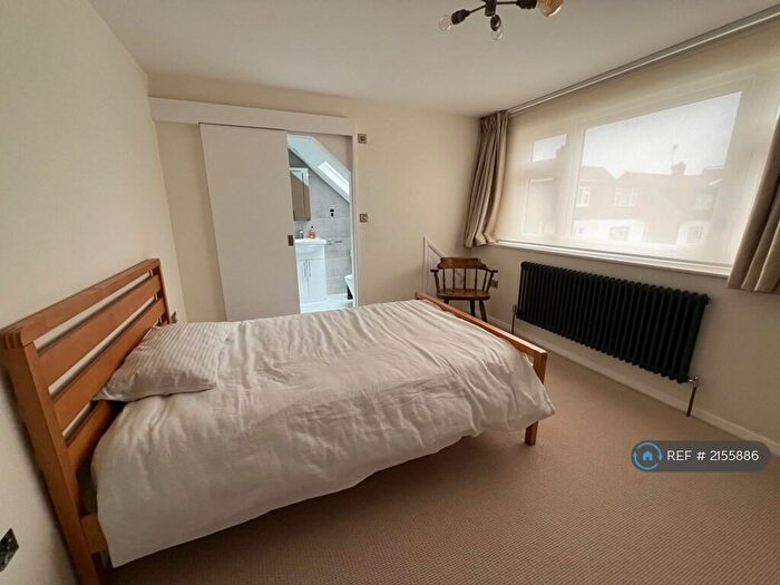2 Bedroom Flat To Rent In Pulteney Gardens, London, E18