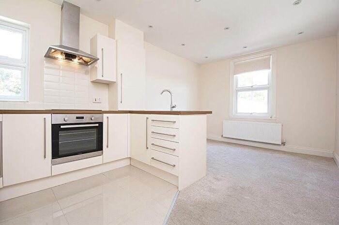 1 Bedroom Flat To Rent In Hersham Road, Hersham, Walton On Thames., KT12