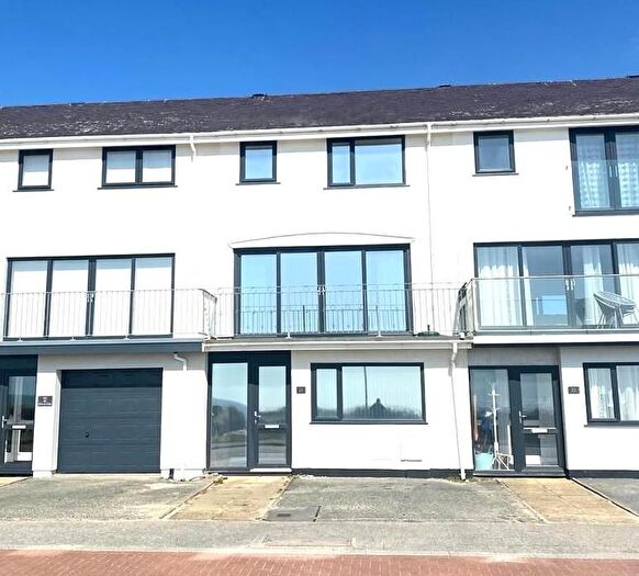 3 Bedroom Town House For Sale In Victoria Parade, Pwllheli, LL53