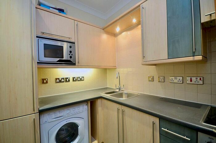 2 Bedroom Flat To Rent In Roberts Court, Islington, London, N1