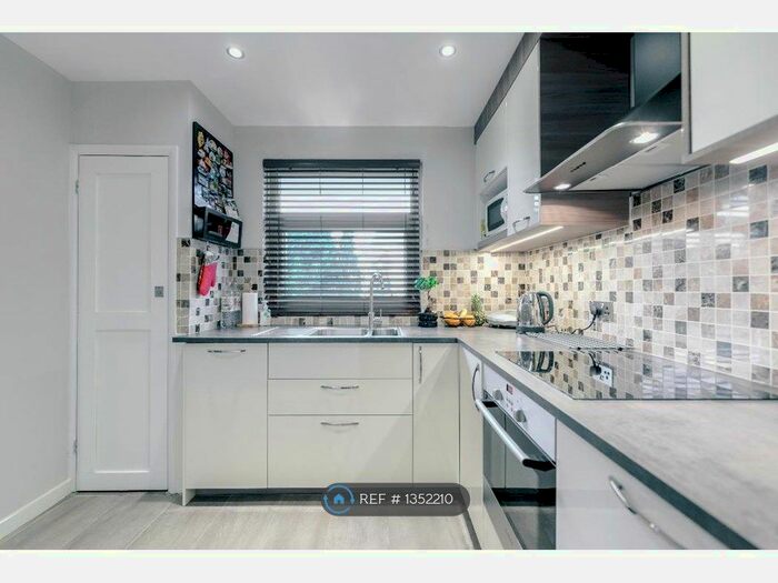 2 Bedroom Maisonette To Rent In Gressenhall Road, Southfields, SW18