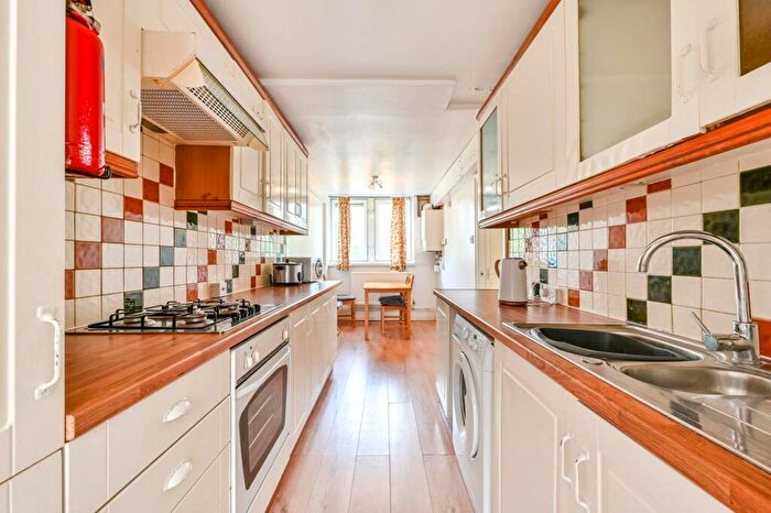 3 Bedroom Flat To Rent In Six Acres Estate, Finsbury Park, London, N4