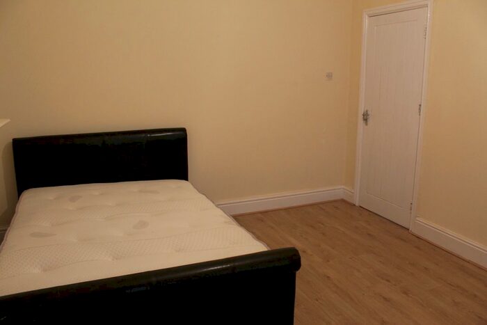 8 Bedroom Terraced House To Rent In Harlaxton Drive, Nottingham, NG7