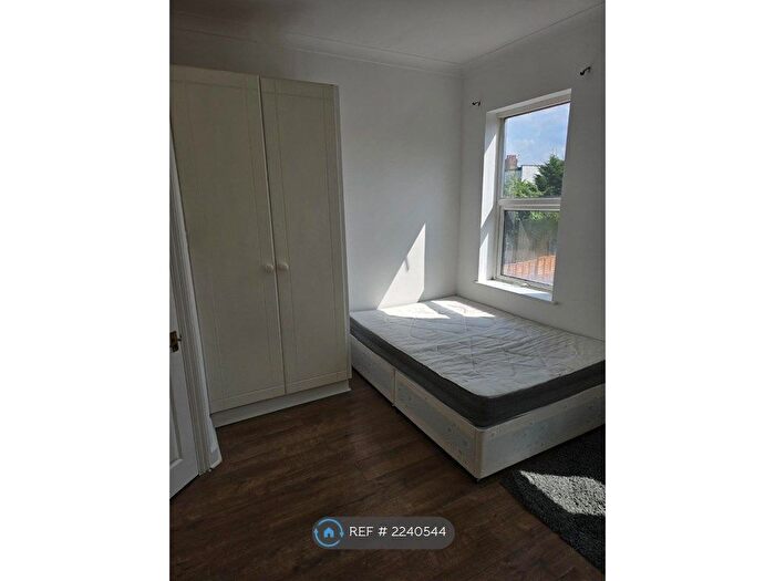 Studio To Rent In Bowes Road, London, N13