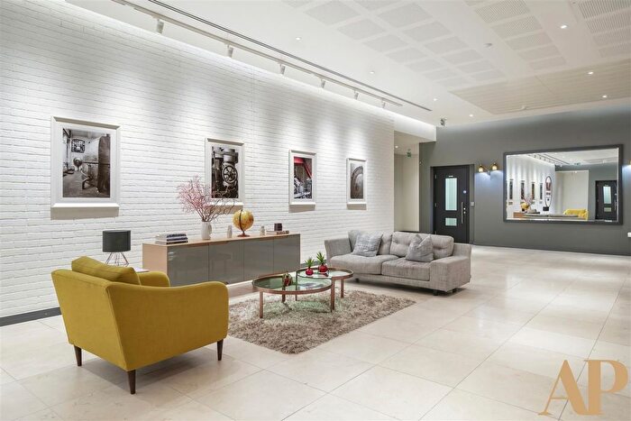 3 Bedroom Flat To Rent In Chivers Passage, London, SW18