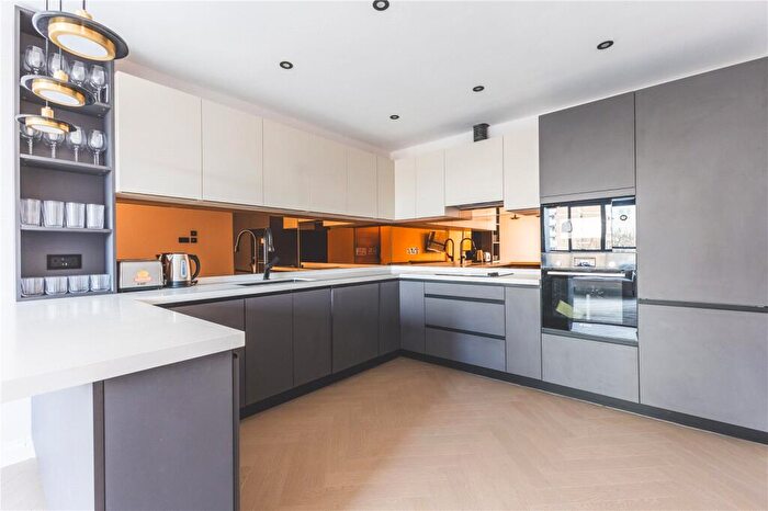 3 Bedroom Apartment To Rent In Philpot Street, Whitechapel, London, E1