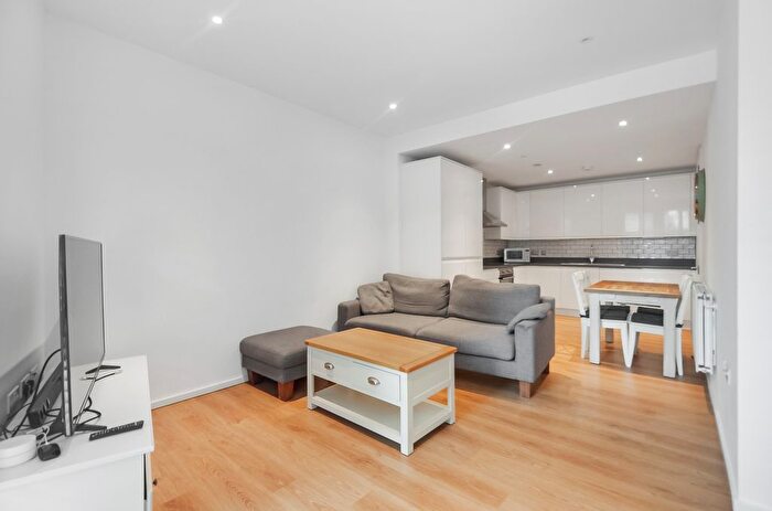 2 Bedroom Maisonette For Sale In New Mill Road, London, SW11