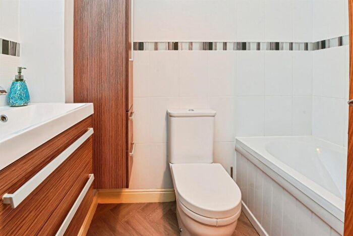 5 Bedroom End Of Terrace House For Sale In Middlefield Road, Chippenham, SN14