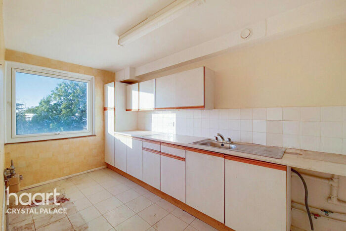 2 Bedroom Flat For Sale In Priory Crescent, London, SE19