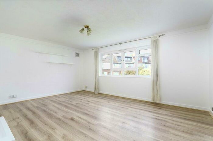 3 Bedroom Apartment To Rent In Albert Close, London, N22
