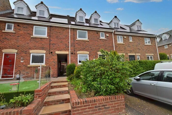 4 Bedroom Town House To Rent In Wentworth Mews, Mapplewell, Barnsley, S75