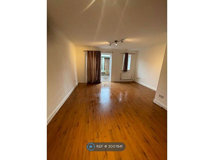3 Bedroom Semi Detached House To Rent In Chiltern Close, Worcester Park, KT4