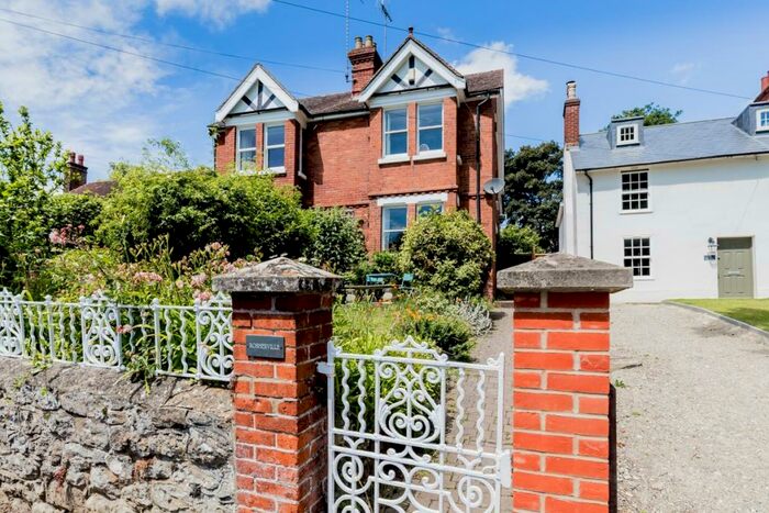 4 Bedroom Semi-Detached House To Rent In The Green, ME14