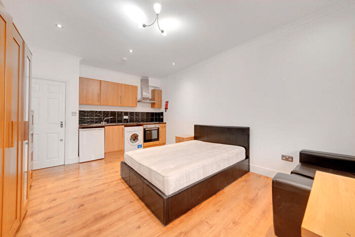 Studio To Rent In Barnett Street, Whitechapel, London, E1