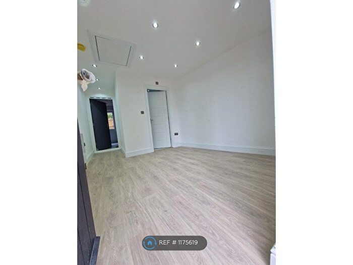 Studio To Rent In Colindeep Gardens, Hendon, NW4