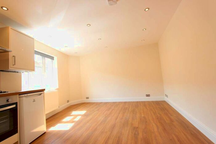 2 Bedroom Flat To Rent In Chase Side, London, N14