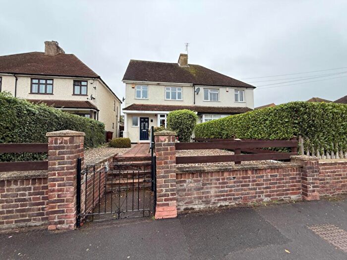 4 Bedroom Semi-Detached House For Sale In Wrotham Road, Meopham, Gravesend, Kent, DA13