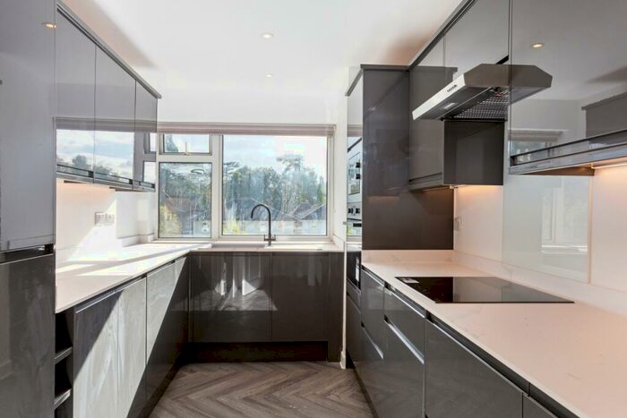 2 Bedroom Flat To Rent In Monks Walk Reigate, RH2